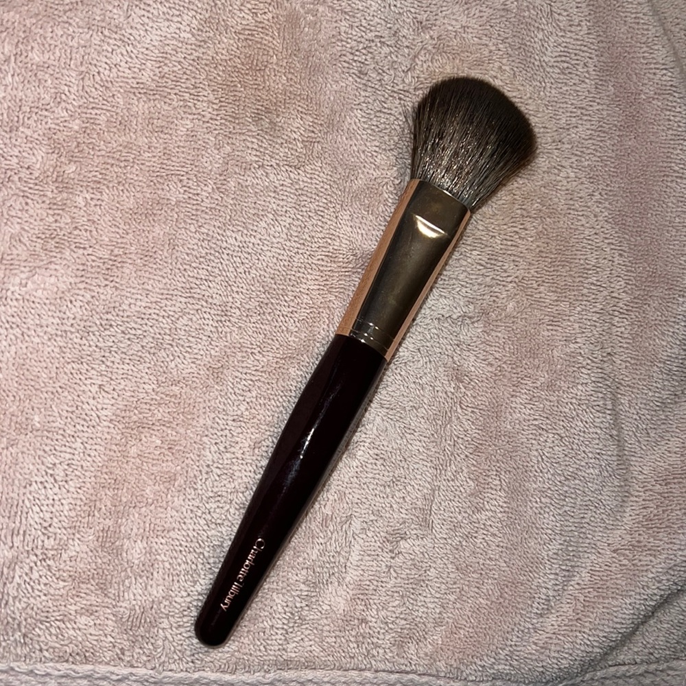 Charlotte Tilbury bronzer and blusher brush